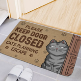 Gardez la porte fermée Planification de l'évasion du chat - Tapis décoratif personnalisé pour décoration d'intérieur - Cadeau de pendaison de crémaillère pour les propriétaires d'animaux de compagnie, les amoureux des animaux de compagnie